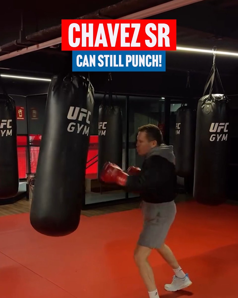 The legendary Julio Cesar Chavez showing he can still throw hands at age 63 🇲🇽👊