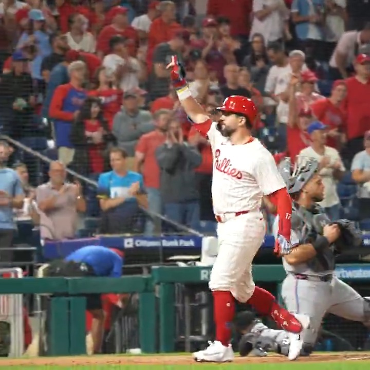 Kyle Schwarber brings the Philly crowd to their feet with No. 55 💪