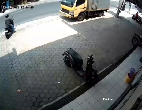Kronologi kejadian .. mobil truk yang saya kendarai parkir depan apotek karya farma purwomartani.. lalu orang yang memakai motor matik mengambil HP pribadi dan hp kantor... selalu waspada dan hati2... Pesan untuk pelaku “ no plat motor anda terlihat di cctv” Kita tunggu nggih iktikad baik nya .. 1x24jam gmn caranya hp kembali .. Itu pribadi dan hp kantor . Dan saya cm supir yang bisa beli hp kredit .. monggo di tunggu iktikad baik nya... kalau tidak semoga hp yang anda ambil menjadi berkah untuk anda dan keluarga anda..... ingat saya sudah mengantongi no plat motor anda ! Kejadian kemarin jam 12.44 wib . Depan apotek karya farma purwomartani. Hp pribadi dan hp kantor. Hilang di ambil orang .. Nama saya tolong d samarkan ya