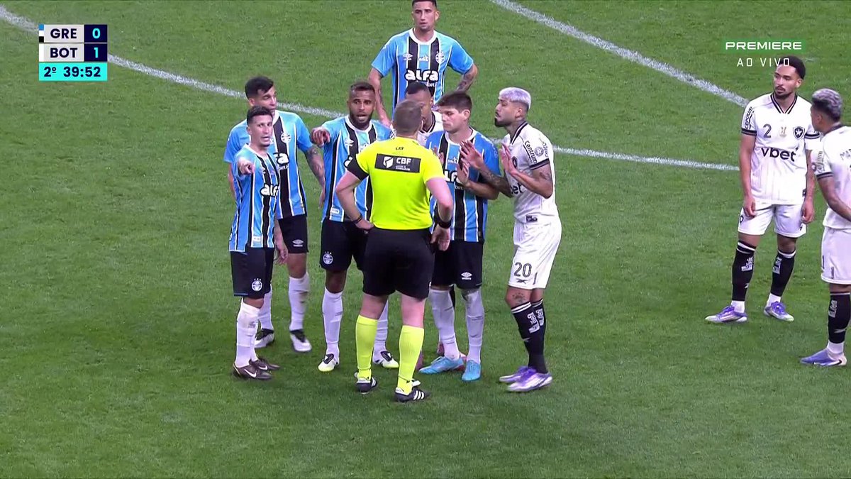 Após consulta no VAR, o juíz deu PÊNALTI para o Grêmio nesse lance. Eai?