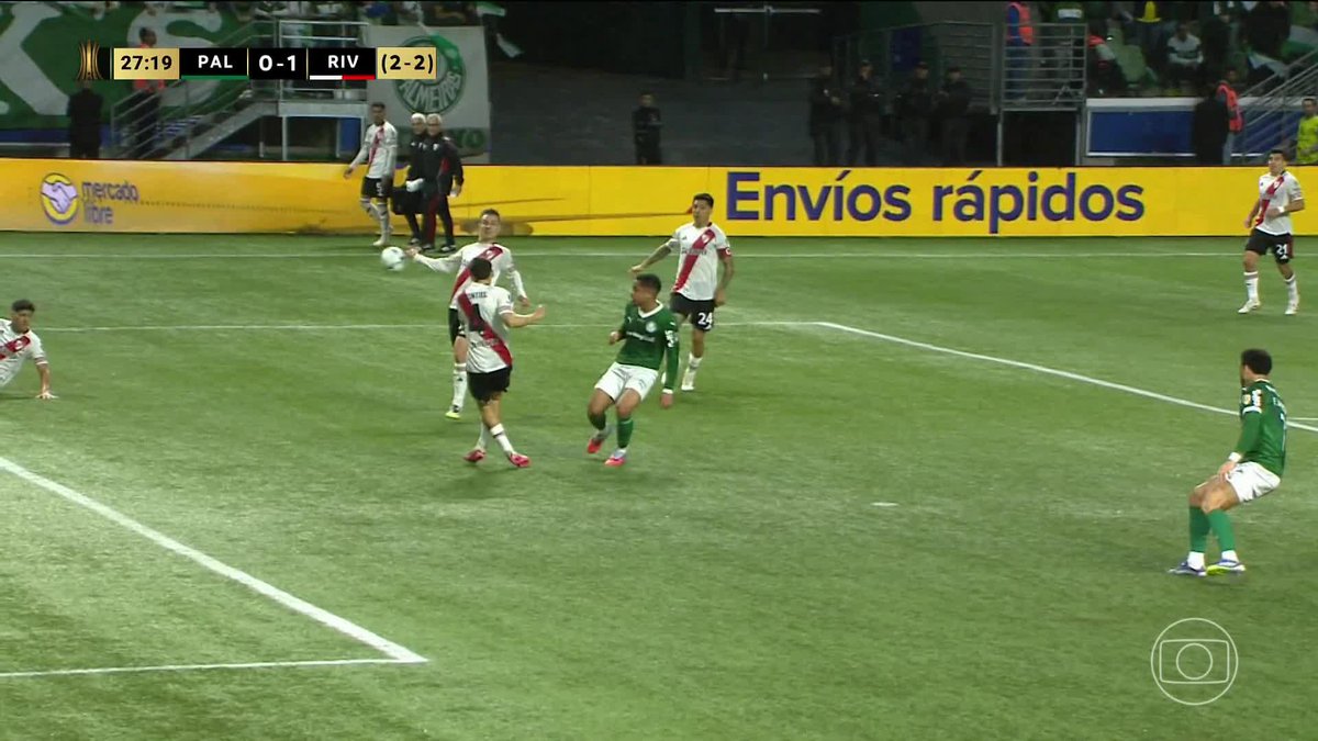 Flaco López pediu pênalti para o Palmeiras, mas a arbitragem mandou seguir. 🎥 TV Globo 📺 | ge