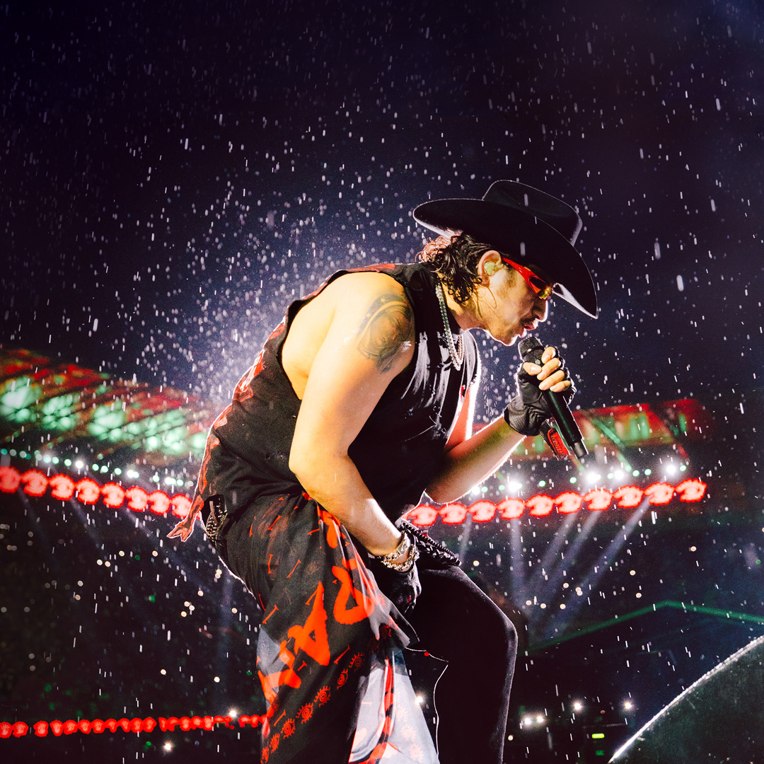 .Fuerza Regida subió al escenario frente a 70,000 fans en la Ciudad de México. No te pierdas su presentación de #AppleMusicLive ahora mismo, sólo en Apple Music. Fuerza Regida took the stage in front of 70,000 fans in Mexico City. Experience their #AppleMusicLive performance right now, only on Apple Music.