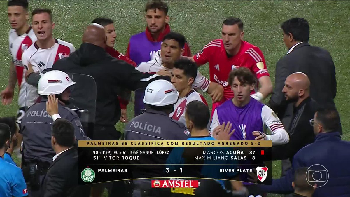 Jogadores do River Plate partindo para cima da arbitragem após a eliminação para o Palmeiras no Allianz Parque. 🎥 TV Globo | ge