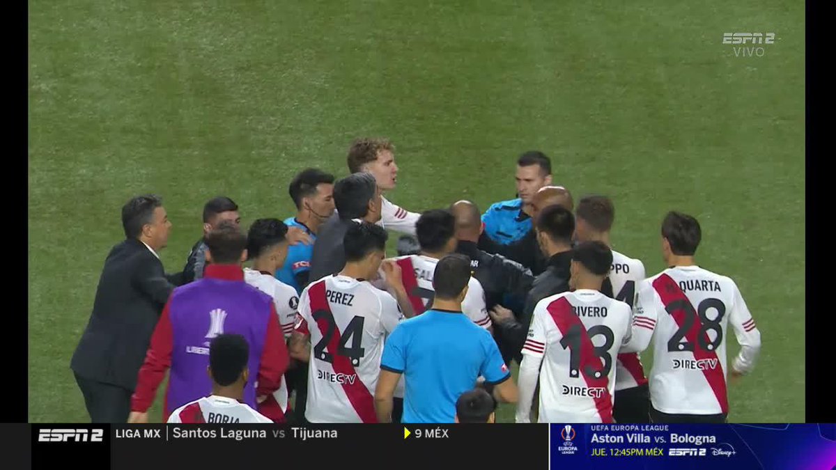 LOS JUGADORES DE RIVER SE FUERON CONTRA EL ÁRBITRO TRAS QUEDAR ELIMINADOS DE LA LIBERTADORES... 😱😱😱