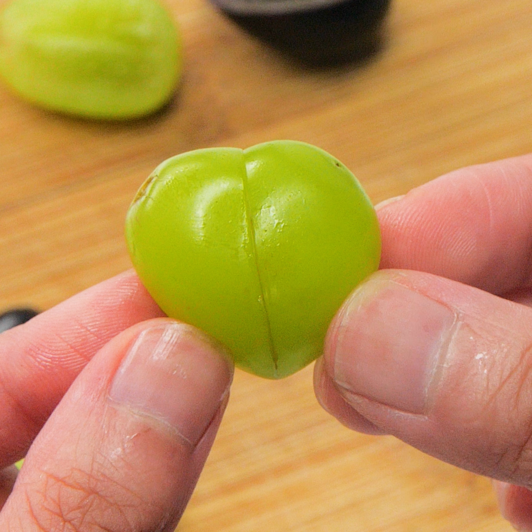 【シャインマスカットが化ける♡】これ考えた人、天才かよ!超簡単フルーツレシピ / Heart Grape Skewers💚✨
