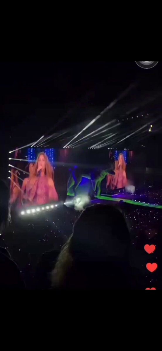 Su bracito 😭😭 Manada recuerden que para que Shaki siga teniendo esta conexión única con los fans, deben tener mucho cuidado, entendemos que la emoción les pueda ganar, pero es vital cuidar de nuestra loba 🐺 #lmynlworldtourveracruz #lmynlworldtour