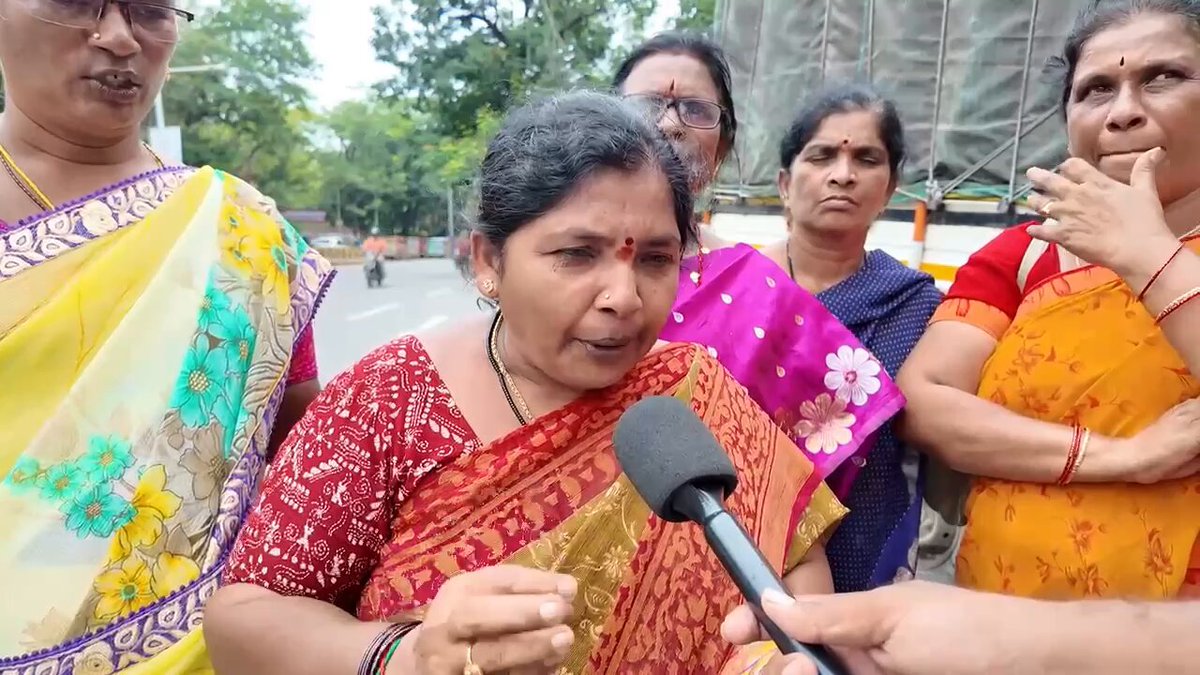 కాంగ్రెస్ మంత్రులు ఎన్నికల ముందు హామీలు ఇచ్చి ఇప్పుడు అడిగితే మీ మొహాలు చూడాలంటేనే అసహ్యంగా ఉంది రాకండి అంటున్నారు మ్యానిఫెస్టోలో పెట్టిన 18,000 జీతం అడుగుతున్నాము కొత్త కోరికలు ఏం కోరడం లేదు అనేక ప్రభుత్వాల హయాంలో మేము ధర్నాలు చేసాము కానీ ఇట్ల కొట్టి నిర్బంధించిన దిక్కుమాలిన ప్రభుత్వం ఇదొకటే ప్రీప్రైమరీ పేరిట పిల్లలను వేరే బడులకు తరలిస్తే మా పరిస్థితి ఏంటి