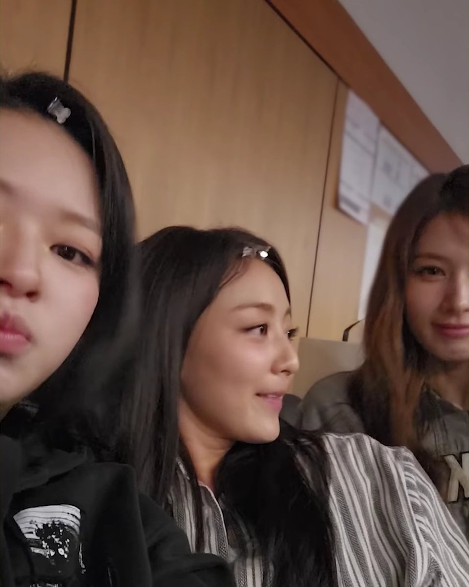 Jeongyeon, Sana, and Jihyo vibing to Chaeyoung's SHOOT