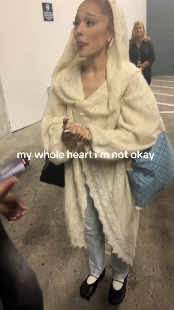 AMOR! Ariana Grande com um fã recentemente.