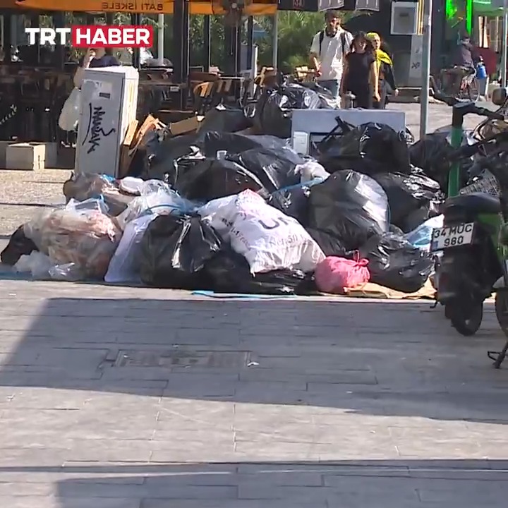 İzmir'in en işlek çarşısında çöpler yollara taştı. CHP'li Karşıyaka Belediyesi'nden aylardır maaş alamayan çalışanlar iş bırakınca, sokaklarda yine çöp yığınları oluştu.