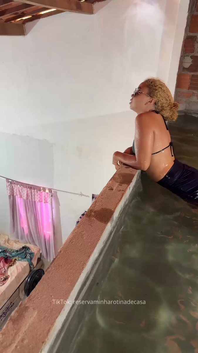 Influenciadora constrói piscina dentro de casa e surpreende seguidores.