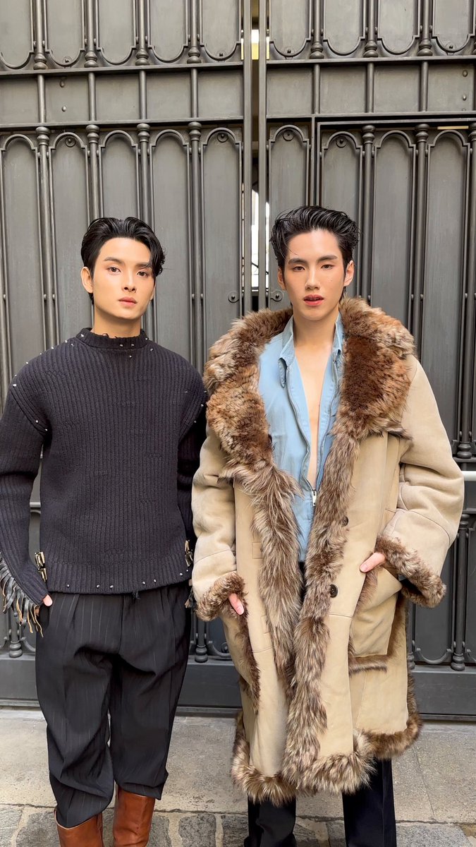 #VogueFashionWeek ทักทายชาวโว้กพร้อมโททัลลุคชมโชว์ของ 2 หนุ่ม ‘ขุนพล-ปองพล‘ khunpol และ ‘ภู-ธัชชัย‘phutatchai ก่อนไปชมโชว์ PRADA PRADA คอลเล็กชั่นฤดูใบไม้ผลิ/ฤดูร้อน ปี 2026 ที่กำลังจะเกิดขึ้นในอีกไม่กี่นาทีข้างหน้านี้ #PRADASS26 #PradaSS26xPHUTATCHAI #PradaSS26xKHUNPOL VDO: Daan Sachdev