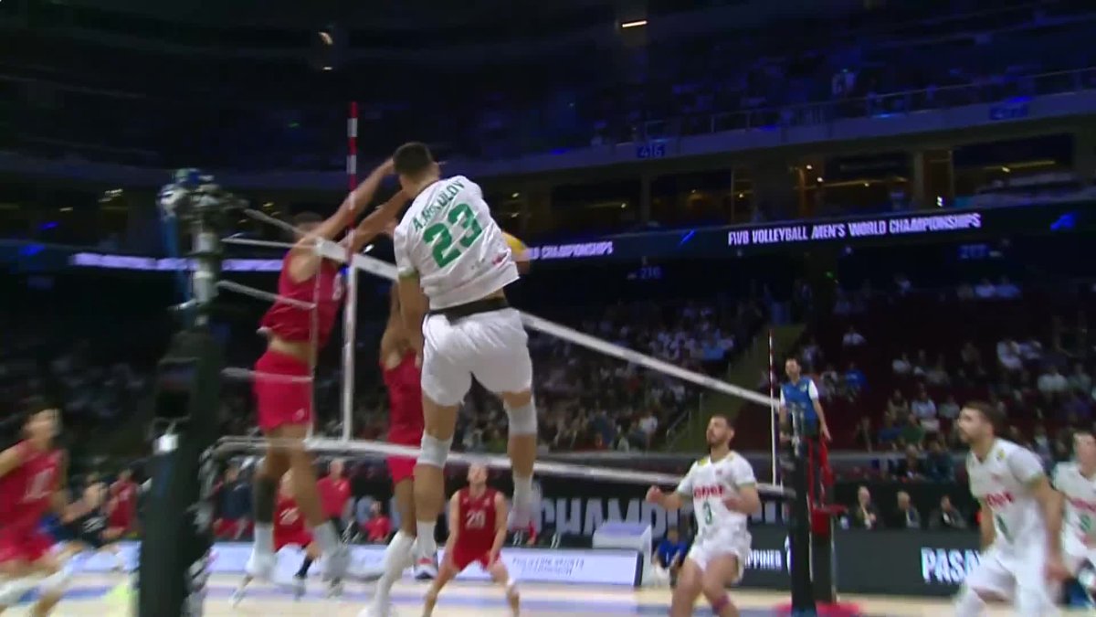 #Philippines2025: 🇺🇸 USA strike first! They take the opening set vs 🇧🇬 Bulgaria and lead 1-0 in this #MWCH quarterfinal clash. 🔥 📺 Watch it LIVE on VBTV: 🛍 World Champs Merch: 🏐 #Volleyball #ElectrifyingPhilippines
