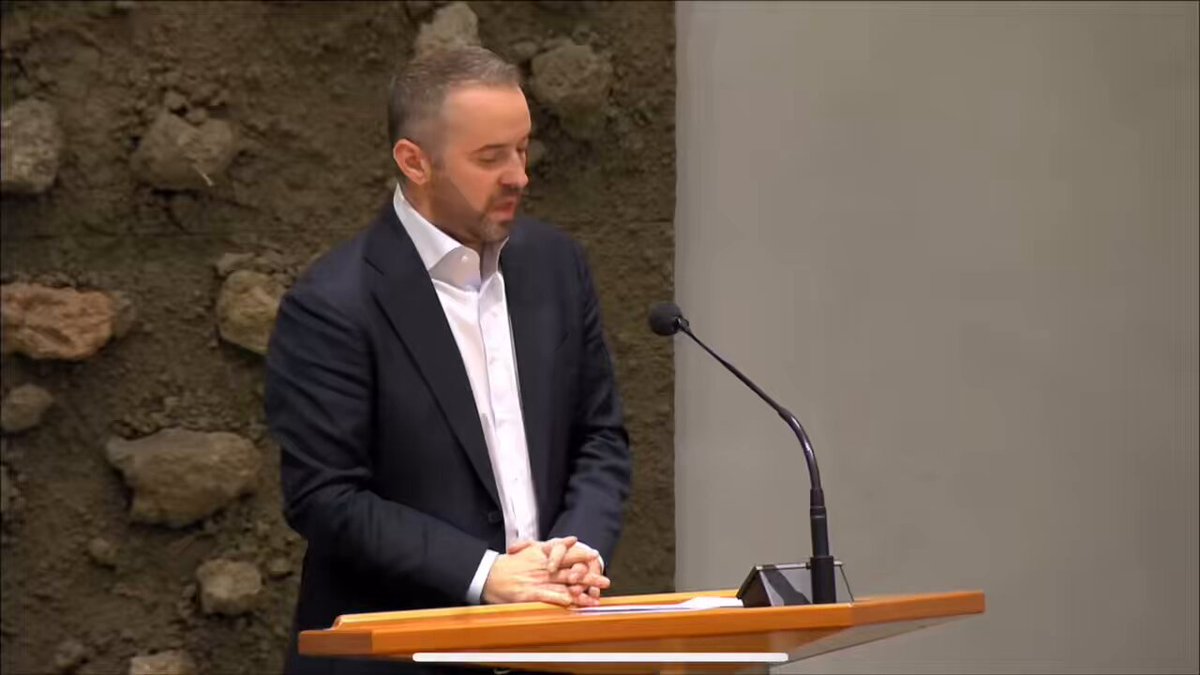 Jimmy Dijk SP: “Wat zijn jullie aan het doen?” Antifascisten verbieden en intimideren. En neo-nazi’s bagatelliseren als ze, Duitse leuzen roepend, met een gestrekte arm door de straten trekken. “WAT ZIJN JULLIE AAN HET DOEN?!”