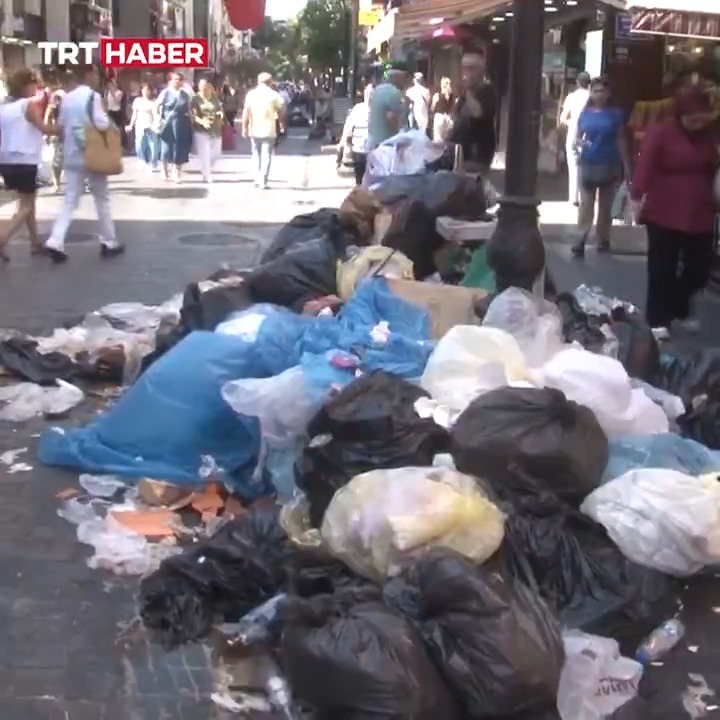 İzmir’in Karşıyaka ilçesinde çöp dağları oluştu, işlek caddelerde artık fareler geziyor. Vatandaşların çöp sorununu çözemeyen CHP’li belediyeye tepkisi büyüyor: 📌"Hindistan mı burası?" 📌"Böyle duyarsız bir belediye olamaz. İzmir'i bu kadar pis görmemiştim."