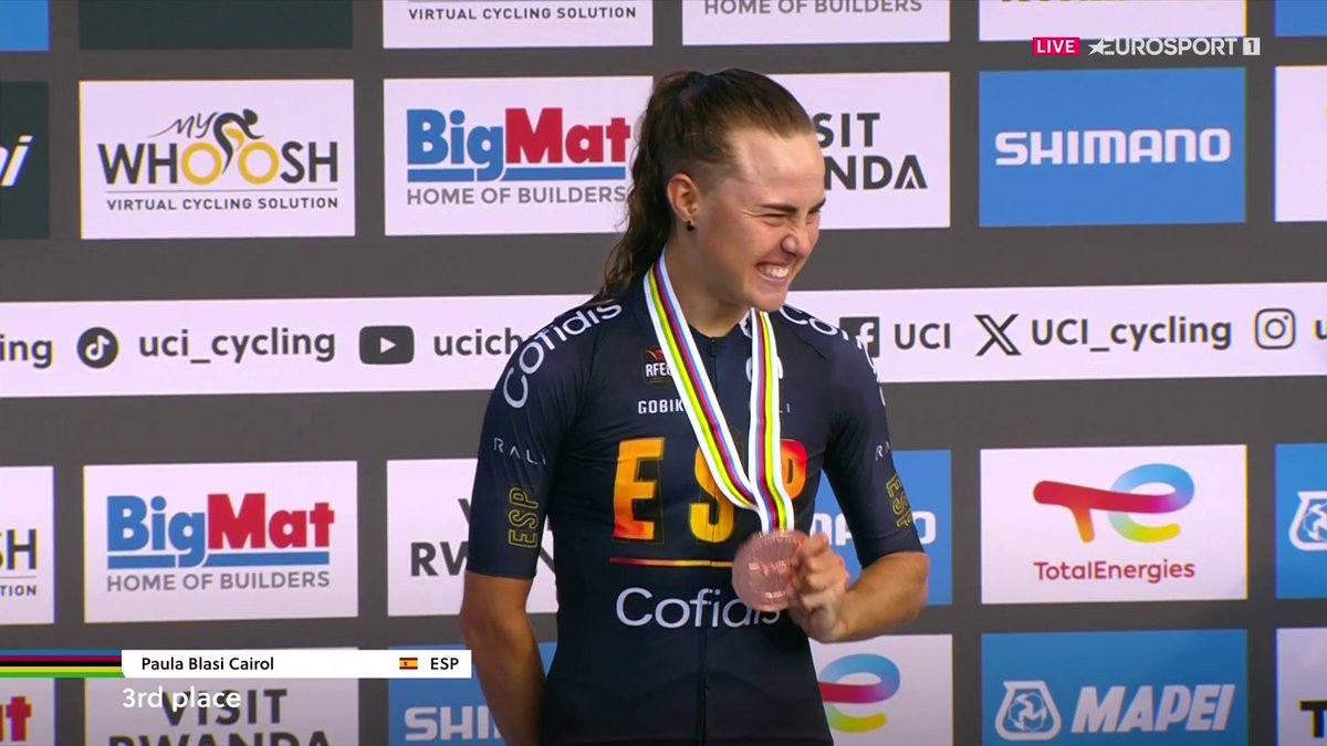 ¡Créetelo, Paula! ¡Eres bronce mundial! 😍 Blasi, arropada a lo grande en el momento de recibir esta medalla que tan bien nos sabe en #Kigali2025 🥉 #LaCasaDelCiclismo