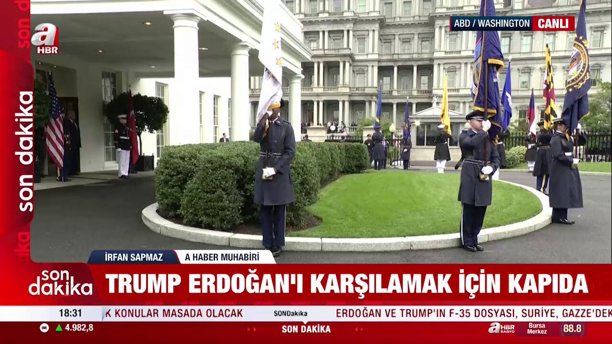 ABD Başkanı Trump yaklaşık 2 dakika boyunca, Recep Tayyip Erdoğan’ın gelmesini kapıda bekledi.