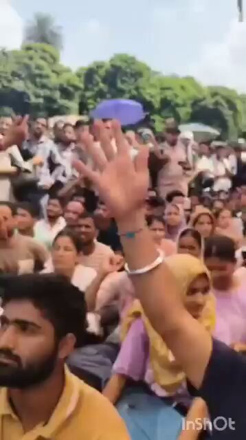 उत्तराखंड में पेपर लीक के बाद बेरोजगार युवाओं के ऐसे प्रदर्शन अब लगभग हर जिले में हो रहे है। सरकार की नाकामी को नक़ल जिहाद कहकर पल्ला नहीं झाड़ सकते,युवाओं के भविष्य के साथ खिलवाड़ करने वालो के खिलाफ सख़्त कार्रवाई होनी चाहिए।