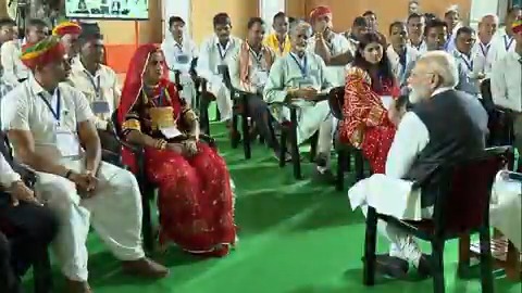 बांसवाड़ा में पीएम-कुसुम योजना के लाभार्थियों से संवाद में यह जानकर मन को बहुत संतोष हुआ कि इस पहल से उनकी आय में काफी बढ़ोतरी हुई है। इस दौरान उनका जो आत्मविश्वास दिखा, वह इस बात का प्रमाण है कि हमारी योजनाओं का लाभ सीधे जन-जन तक पहुंच रहा है।