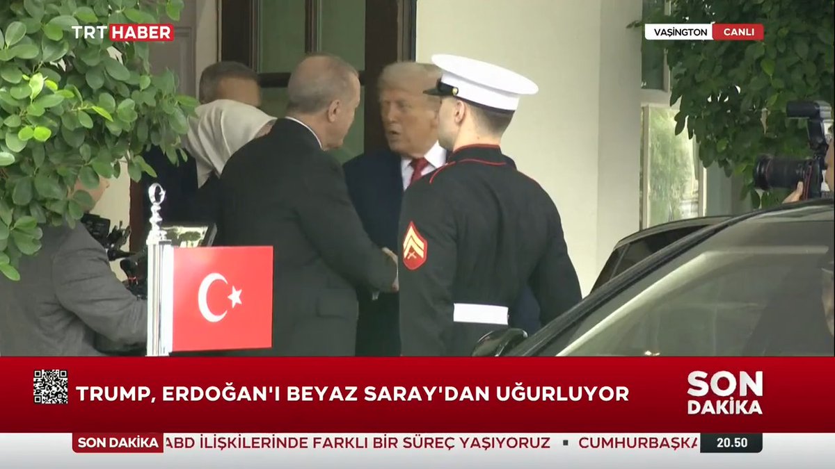 TRT Muhabiri: "Ayrılırken de bir görüşme gerçekleştiriliyor. Genel de başkanlar, araca uğurlayıp giderler. Hala sanki konuşmanın tadı ağızlarında kalmış gibi ayrıntıları konuşmaya devam ediyorlar."