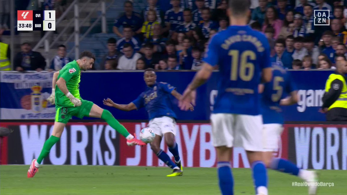 La salida de Joan García que terminó en el gol del Real Oviedo 🎥 Buscó a un compañero, pero acabó encontrando a Reina, jugador rival #LALIGAenDAZN ⚽ 🔗