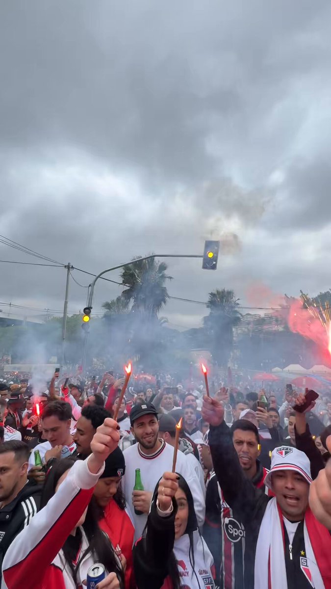 Torcida do São Paulo já no aguardo do ônibus do Tricolor para o jogo contra a LDU. 🎥 Bii Goes