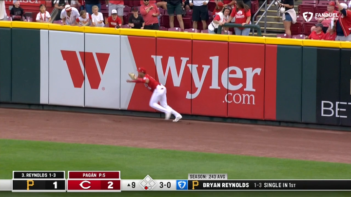 NOELVI MARTE WITH A GAME-SAVING HOME RUN ROBBERY 🔥 The Reds are 0.5 game out of the final NL Wild Card spot 👀