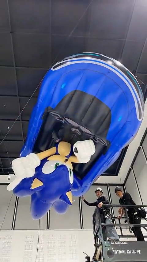 おはようございます!☀️ 東京ゲームショウ2025 2日目🎮 セガ/アトラスブースをソニックが駆ける!🏎️💨 巨大バルーンが膨らみ、昇る様子をお届けします✨ ぜひブースで写真を撮って #ソニックレーシングCW でシェアしてくださいね👍 #TGS2025