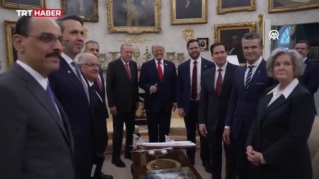 Cumhurbaşkanı Erdoğan ile ABD Başkanı Trump’ın Beyaz Saray’daki tarihi görüşmesi, samimi anlara sahne oldu.