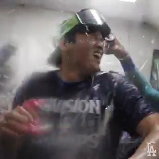 大谷翔平、シャンパンファイトで チームメイトからMVPコール🔥 『MVP！MVP！MVP！』 🎥Los Angeles Dodgers #ドジャース #大谷翔平
