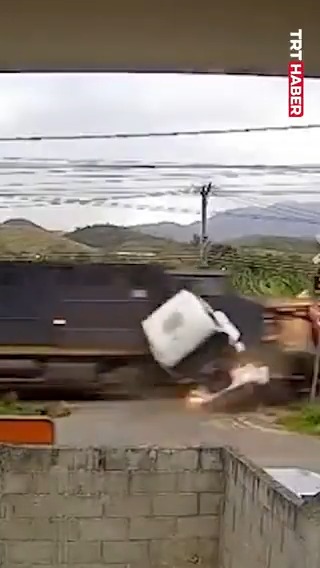 Brezilya'da tren, hemzemin geçitte bir kamyona çarptı.