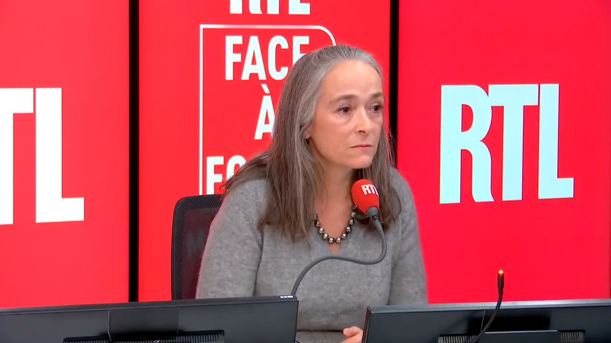 Le journaliste l’interroge sur Patrick Cohen et Thomas Legrand qui se sont fait grillés en train de magouiller avec des cadres du PS et forcément elle répond « CNEEEEEEEWS » 😭😅