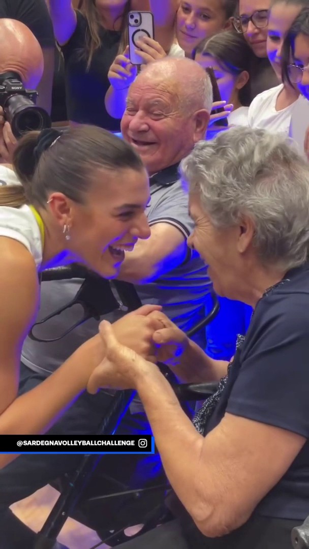 Quanto amore 🥹🥰👵🏻👴🏻 📹 via sardegnavolleyballchallenge/IG #Orro #Pallavolo #Volleyball