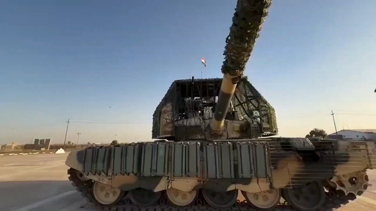 العراق 🇮🇶 أول جيش عربي يستفيد من تجربة الدبابات الروسية في أوكرانيا، حيث قام بتطوير دباباته من طراز T-90S/IQ عبر إضافة: -دروع علوية للحماية من طائرات FPV الانتحارية ومضادات الدروع. -تطبيق لفكرة “Cope Cages” لتعزيز الحماية. -تدريع جانبي إضافي من نوع 4S24 Soft Case ERA. بهذا التطوير، يقدم الجيش العراقي نموذجًا جديدًا في التكيف مع التهديدات الحديثة.