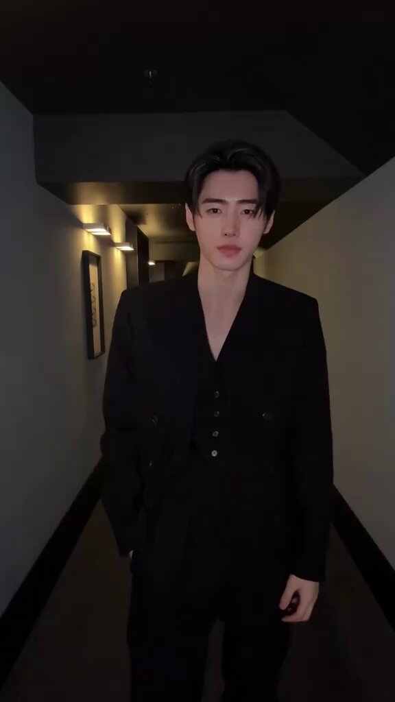 [TIKTOK] 250926 stop #SUNGHOON #PradaSS26 #Prada #ENHYPEN 🔗: ENHYPEN ENHYPEN OFFICIAL #엔하이픈