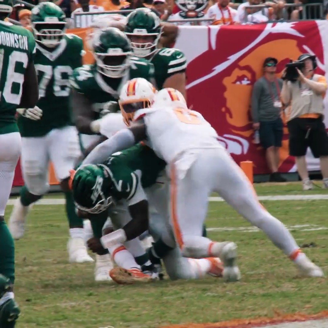 With this sack, Lavonte David became the fourth player in NFL history to record at least 40 sacks, 30 forced fumbles & 10 INTs 🤯 🔜 #PHIvsTB 1 p.m. ET Sunday on FOX