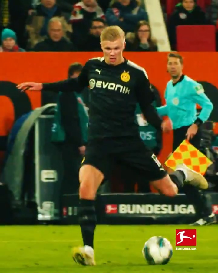 No dia em que Haaland fez sua estreia com a camisa do Borussia Dortmund... Ele fez um HAT-TRICK EM 23 MINUTOS. 56’ 🔁 Entrou em campo 59’ ⚽️ Gol 70’ ⚽️ Gol 79’ ⚽️ Gol Uma das estreias mais fodas da história do futebol!