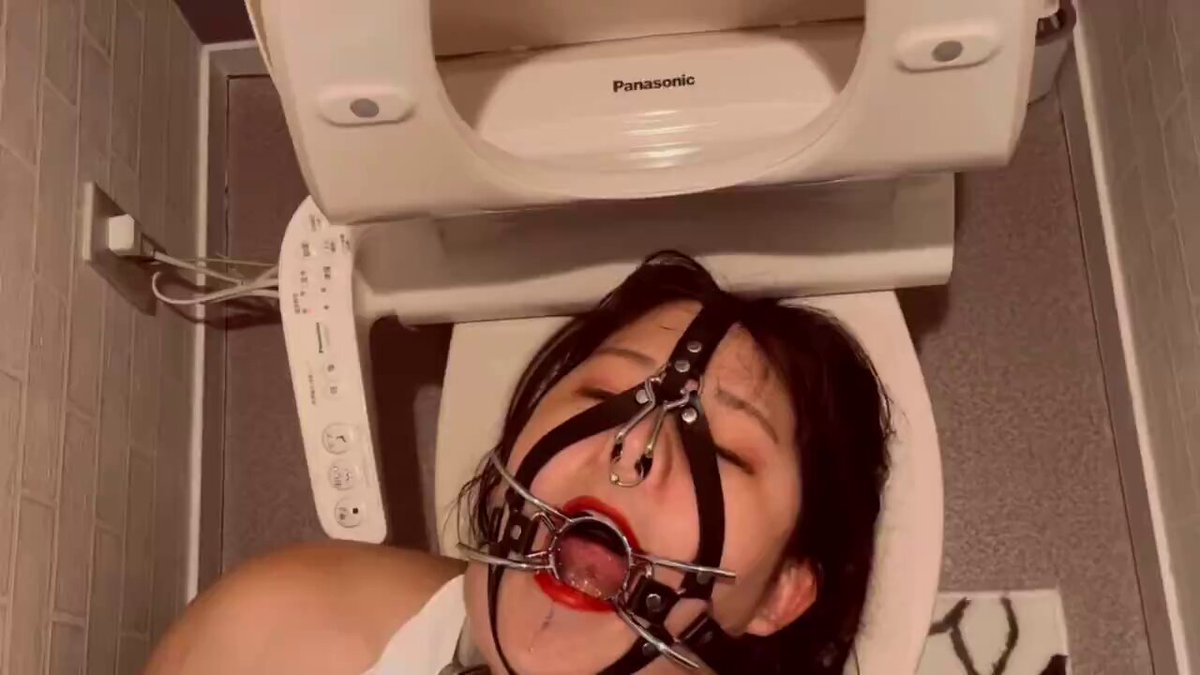 三钉护士长的人肉便器调教 给母狗虐乳到紫肿胀，下面骚穴塞满道具 嘴巴也不能闲着，人肉便器开始营业 口枷鼻勾的加持下分外下贱 进群获取母狗系统教学争取让每个兄弟学会调教 拥有属于自己的母狗 #骚逼 #母狗 #反差 #婊子 #反差婊 #SM #骚货