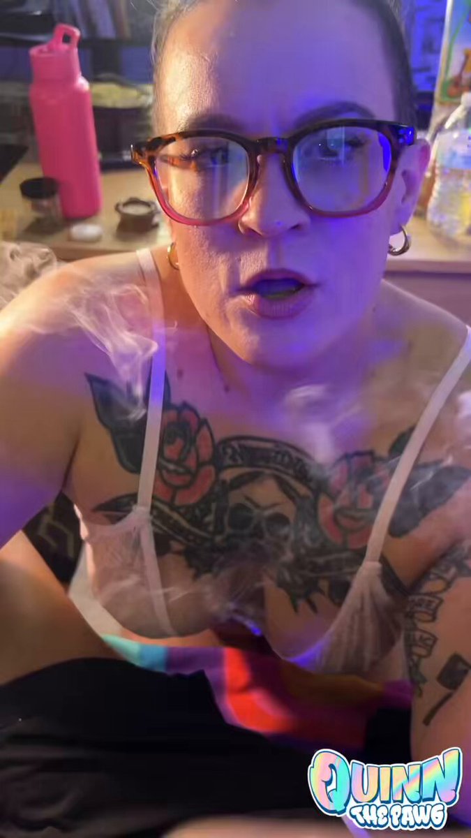 🍃🚨 NEW VIDEO 🚨🍃 I showed DemonDickJay😈 how I like to roll a J, we smoked and he showed me the big fat blunt in his pants. 🤭 WATCH 👉🏻