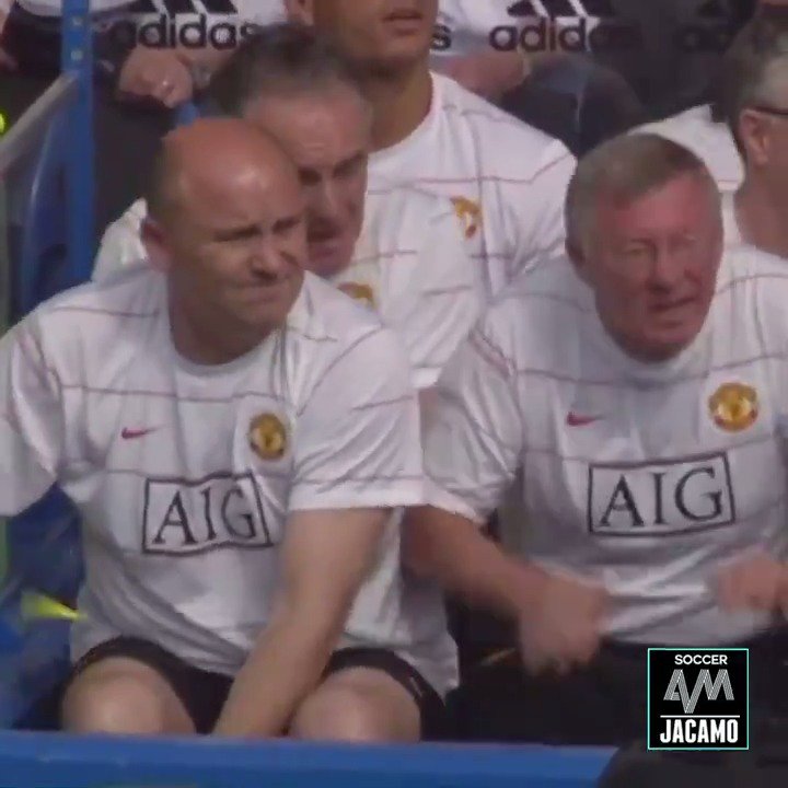 When Mike Phelan scared Sir Alex Ferguson by popping a balloon. 😱 📹 via Soccer AM