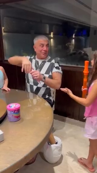 “Uğruna kendimizi, hatta tüm dünyayı yakmaya değecek tek varlığımız, kız çocuklarımızdır.” REİS SEDAT PEKER
