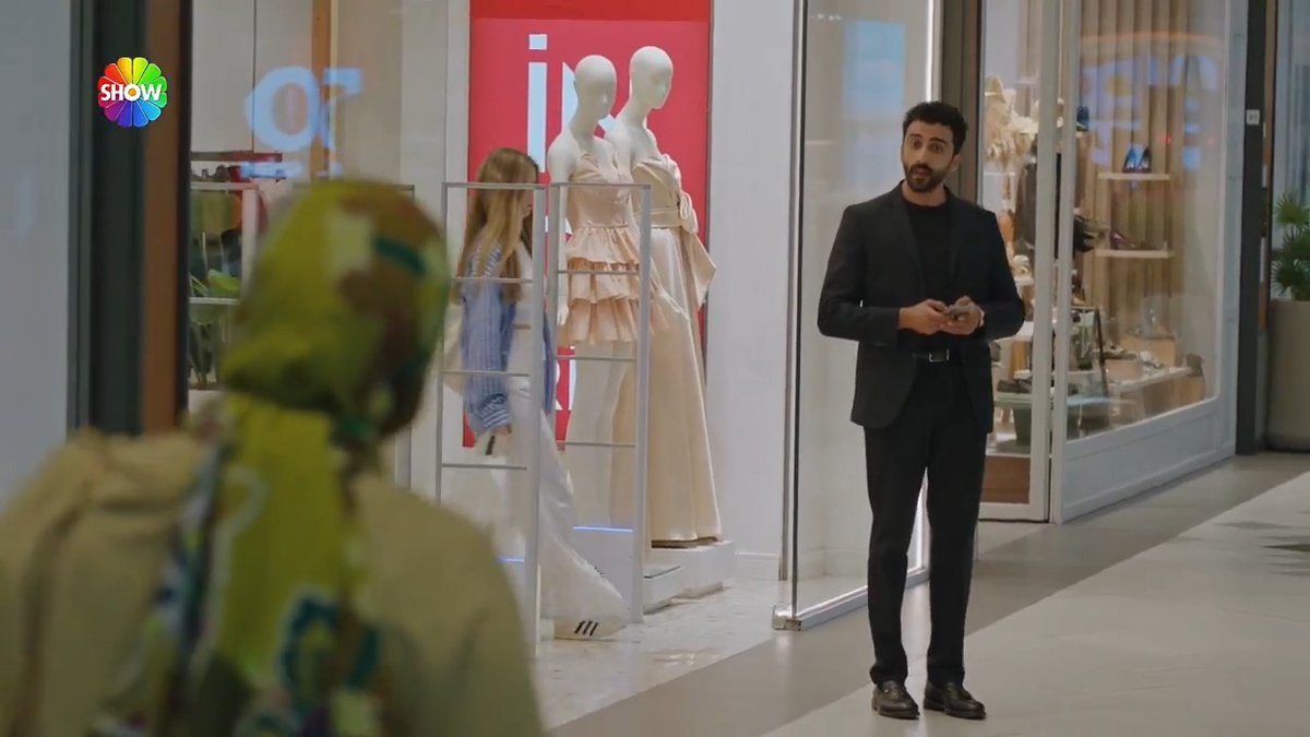 Firaz son anda olayları toparlıyor! #KızılcıkŞerbeti yeni bölümüyle Show TV’de. Gold Film