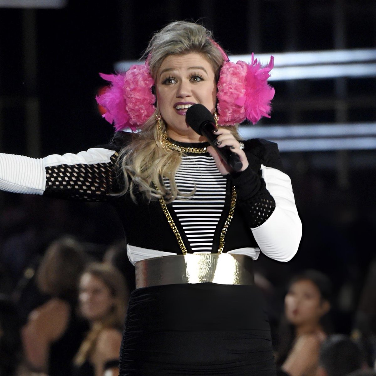 Throwback to the 2018 Billboard Music Awards when Kelly Clarkson had to put on earmuffs before announcing BTS’ performance because ARMYs were SO loud 😂