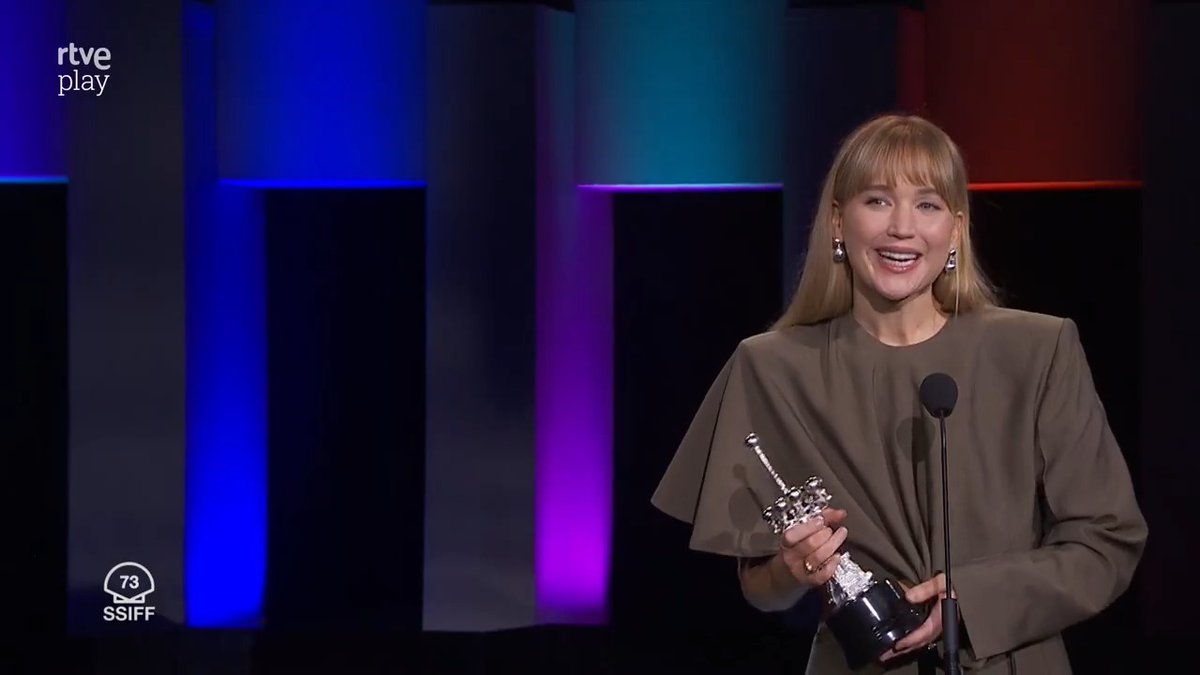 Ha ganado todos los premios del mundo, dice Bayona: el Oscar, el BAFTA, 3 Globos de Oro... le faltaba el Premio Donostia. Jennifer Lawrence recoge emocionada el galardón y con 35 años se convierte en la persona más joven en recibirlo. #SSIFF73