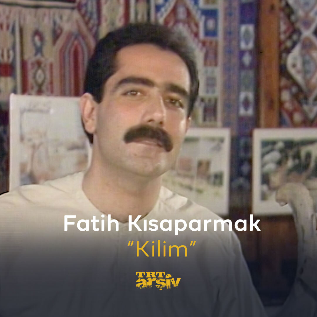 Bir dönemin dillerden düşmeyen türküsünü hatırlamak için 1990 yılındayız ve #FatihKısaparmak’tan dinliyoruz: “Kilim” 🎶