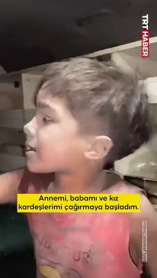 Evleri soykırımcı İsrail'in hedefi olan Gazzeli İzzettin'in tek tesellisi ailesinin yaşaması oldu. 📌 "Annemi, babamı ve kız kardeşlerimi çağırdım. Ailemin güvende olduğunu görünce 'şükürler olsun iyiler, önemli olan bu' dedim."