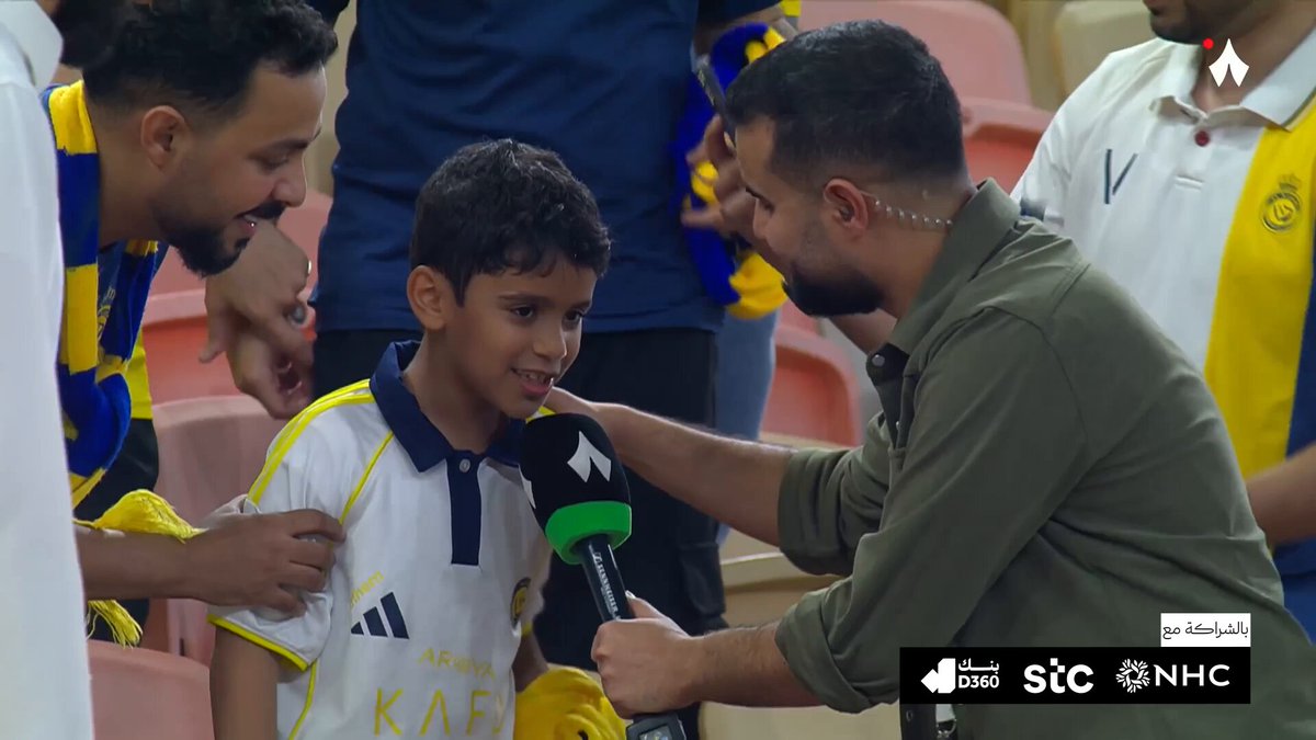 لقاء مراسل «ثمانية» عايض السعَدي مع طفل نصراوي 🎤 #الاتحاد_النصر