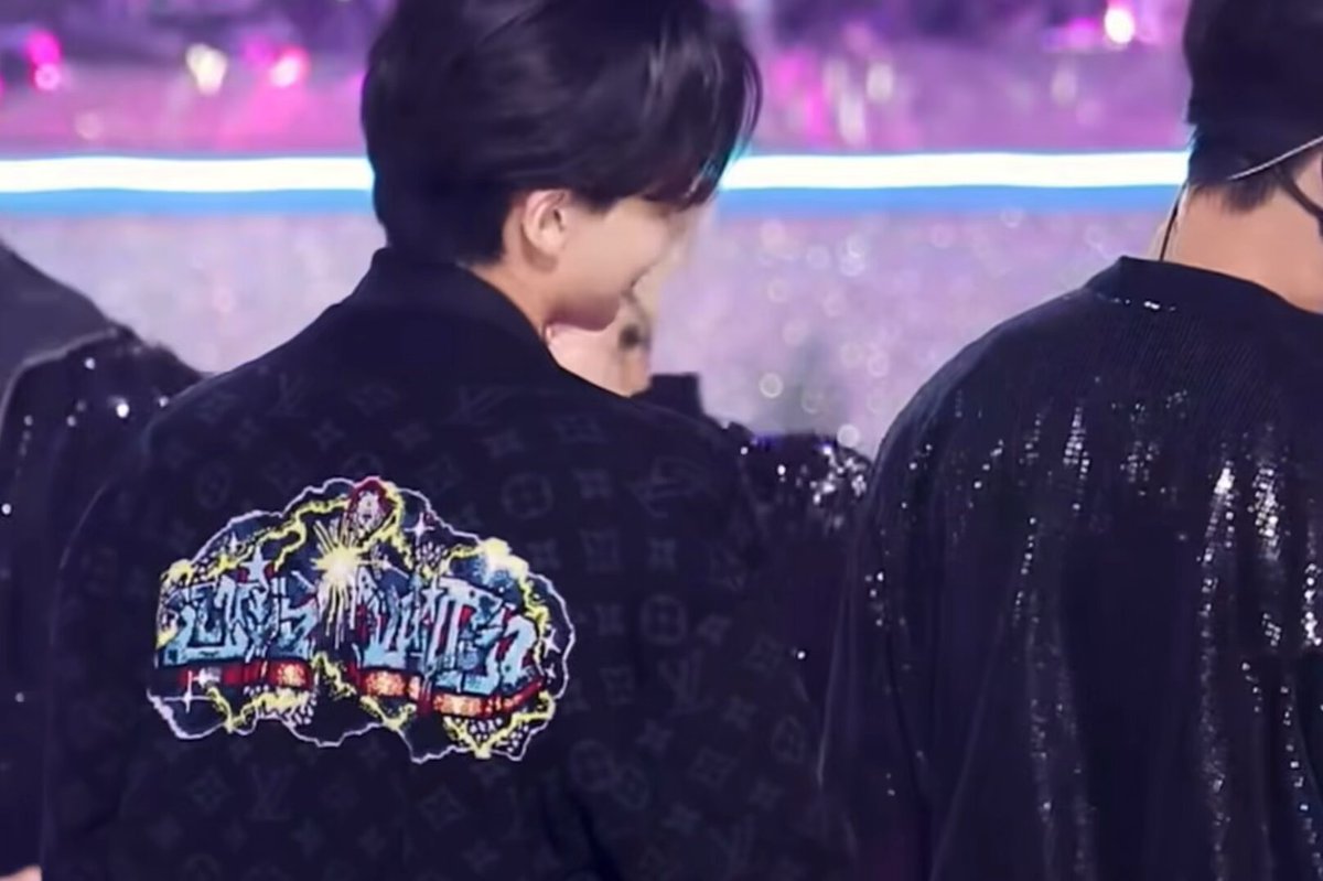 jeonghan and hoshi making each other smile during _world performances,,,,