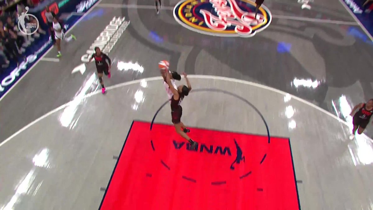 Chelsea Gray launched it for the NaLyssa Smith bucket 🔥