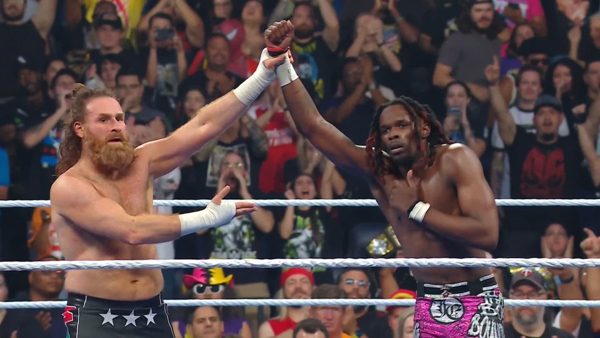 Nothing but respect between Sami Zayn and Je’Von Evans! 🙌